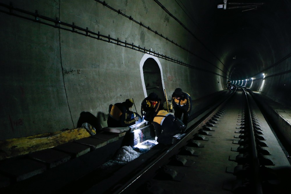 北票铁路运营隧道病害现状